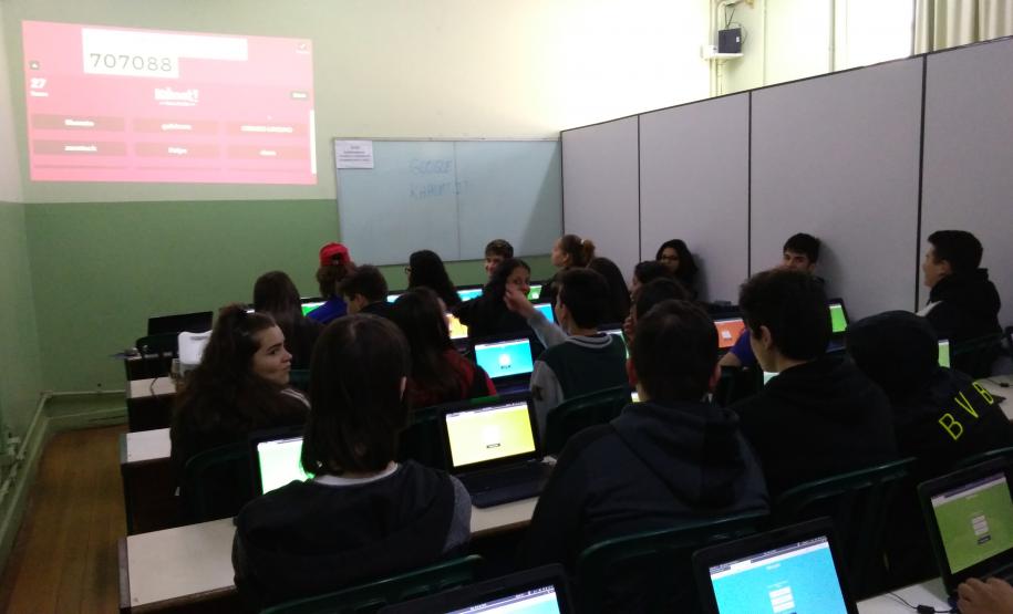 Alunos do 1ª Série, do curso Técnico em Química, retomam conteúdo de ácidos e bases, usando o aplicativo Kahoot.