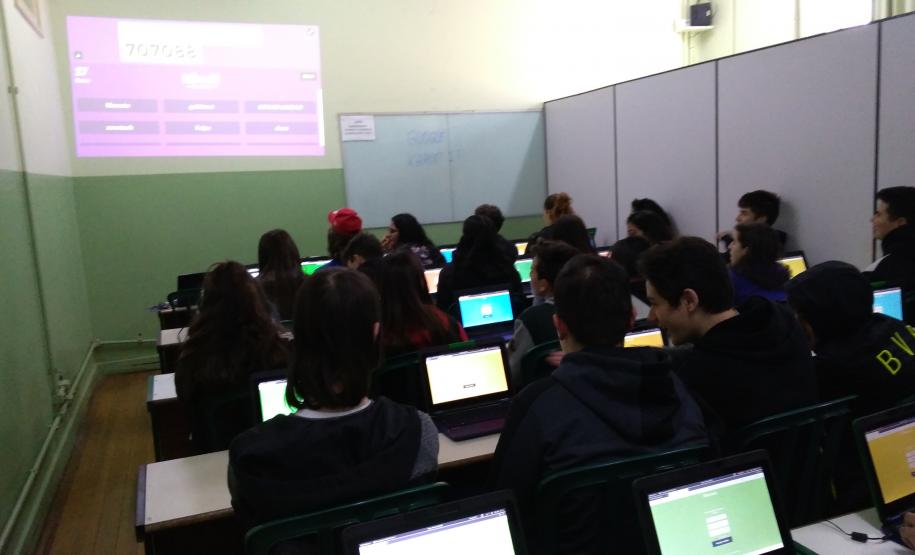 Alunos do 1ª Série, do curso Técnico em Química, retomam conteúdo de ácidos e bases, usando o aplicativo Kahoot.