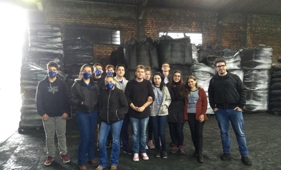 Alunos do curso Técnico em Química, do Colégio Estadual Francisco Carneiro Martins, participaram de visita técnica à Indústria Alphacarbo