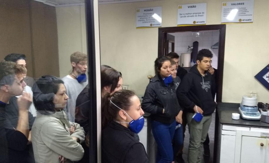 Alunos do curso Técnico em Química, do Colégio Estadual Francisco Carneiro Martins, participaram de visita técnica à Indústria Alphacarbo