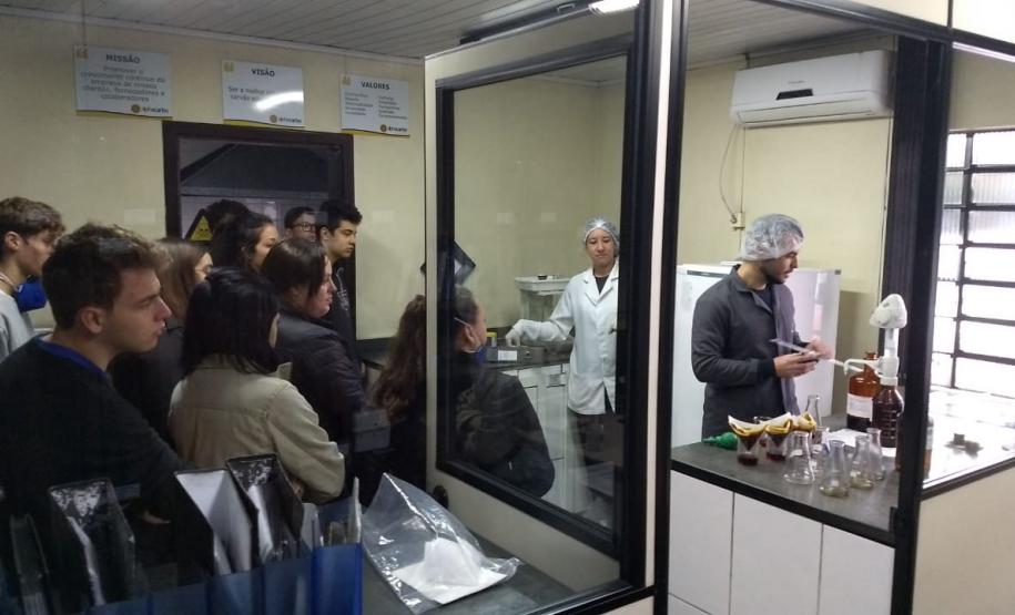 Alunos do curso Técnico em Química, do Colégio Estadual Francisco Carneiro Martins, participaram de visita técnica à Indústria Alphacarbo