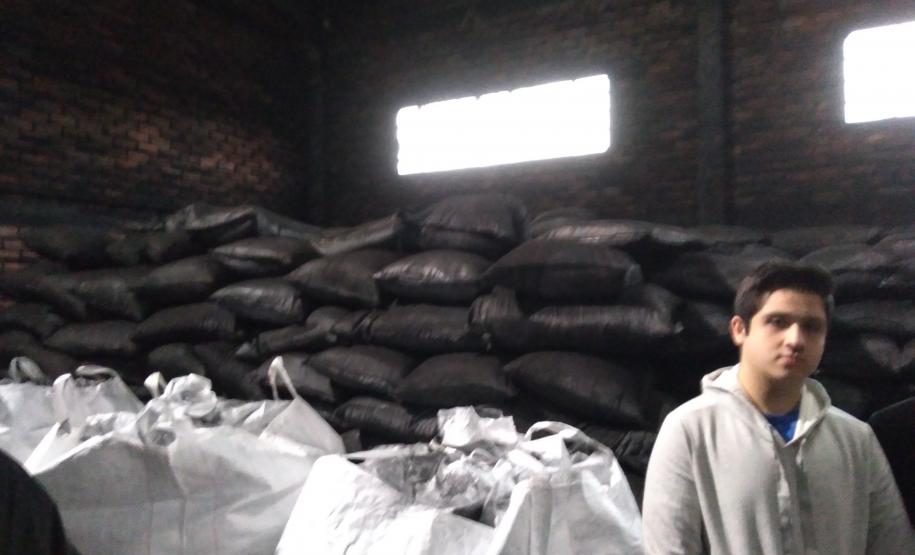 Alunos do curso Técnico em Química, do Colégio Estadual Francisco Carneiro Martins, participaram de visita técnica à Indústria Alphacarbo