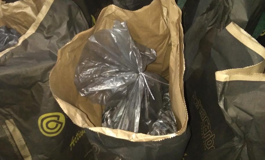 Alunos do curso Técnico em Química, do Colégio Estadual Francisco Carneiro Martins, participaram de visita técnica à Indústria Alphacarbo