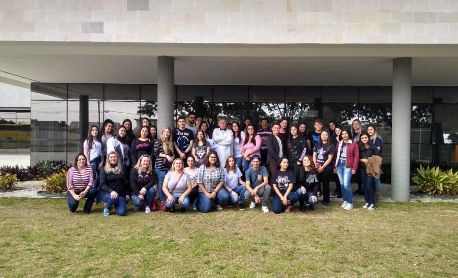Alunos dos 3º e 4º Anos, do curso Técnico em Química, modalidade Subsequente realizam visita técnica à Polícia Científica do Paraná.