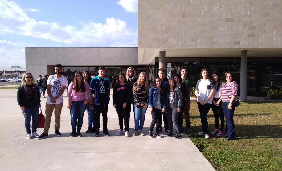 Alunos dos 3º e 4º Anos, do curso Técnico em Química, modalidade Subsequente realizam visita técnica à Polícia Científica do Paraná.