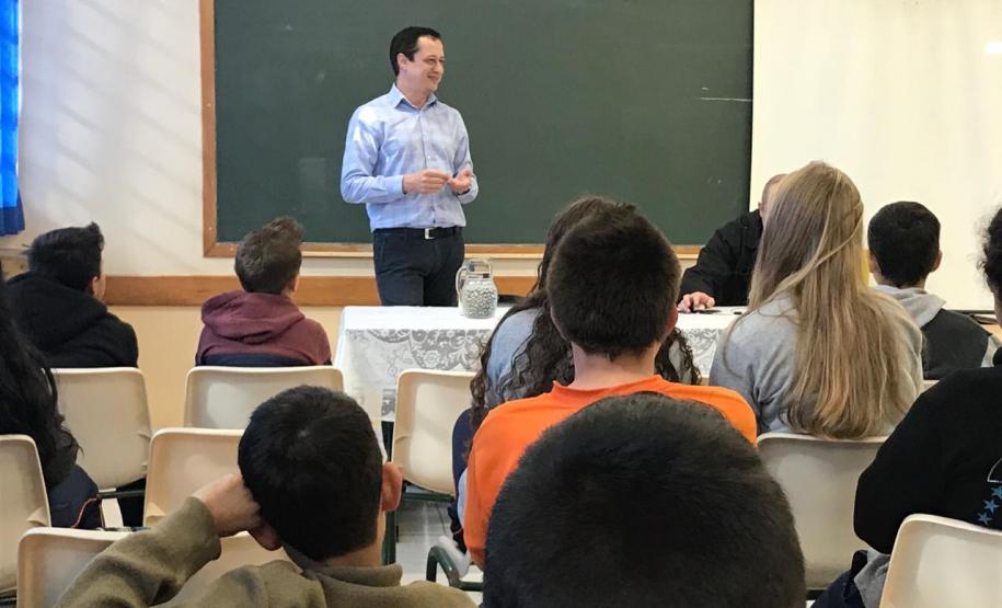 Pesquisador da Stanford University ministra aula inaugural do Programa Mais Aprendizagem no Colégio Estadual Vereador Heitor Rocha Kramer.