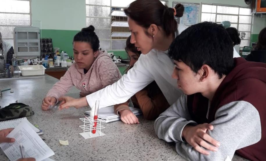 Aprendendo Sistema Sanguíneo ABO na prática: uma atividade de alunos dos Colégio Estadual Francisco Carneiro Martins