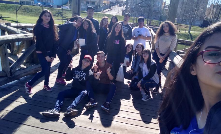 Alunos do curso Técnico em Meio Ambiente realizam coleta de material no Parque do Lago