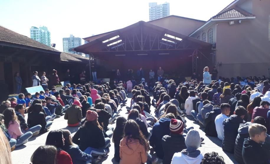 Alunos do Colégio Estadual Visconde de Guarapuava realizam simulação do plano de abandono.