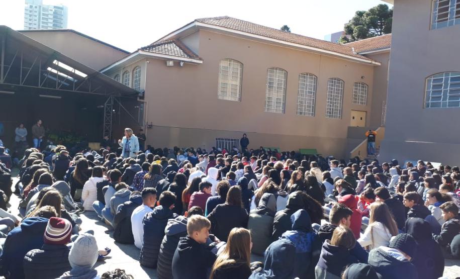 Alunos do Colégio Estadual Visconde de Guarapuava realizam simulação do plano de abandono.