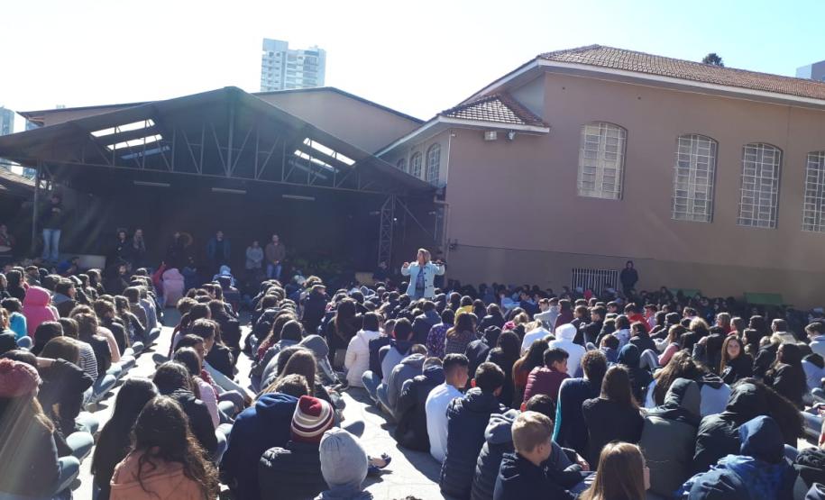 Alunos do Colégio Estadual Visconde de Guarapuava realizam simulação do plano de abandono.