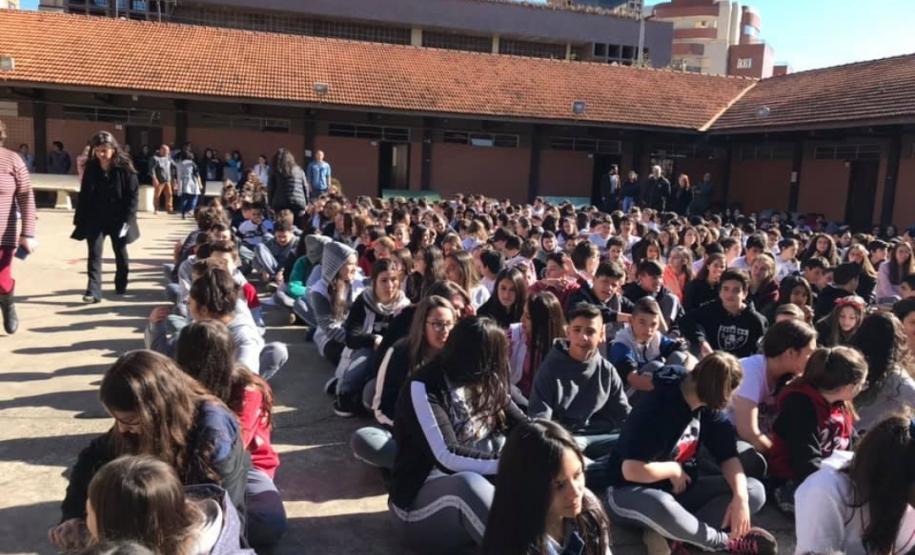 Alunos do Colégio Estadual Visconde de Guarapuava realizam simulação do plano de abandono.