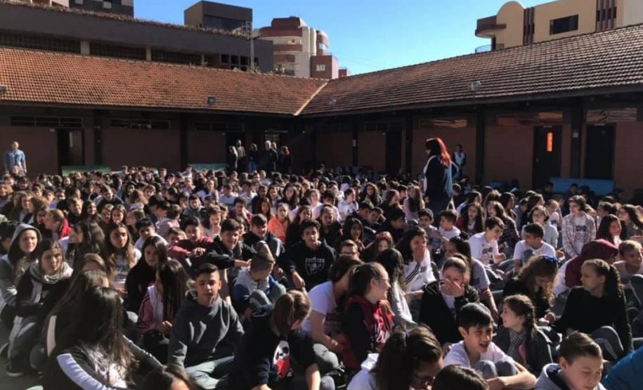 Alunos do Colégio Estadual Visconde de Guarapuava realizam simulação do plano de abandono.