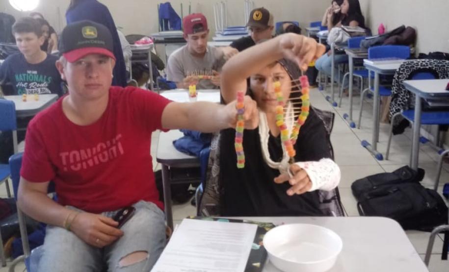 Alunos das 1ª Séries, do Colégio Estadual de Educação Profissional Arlindo Ribeiro - Agrícola, aprendem sobre genética de forma lúdica.