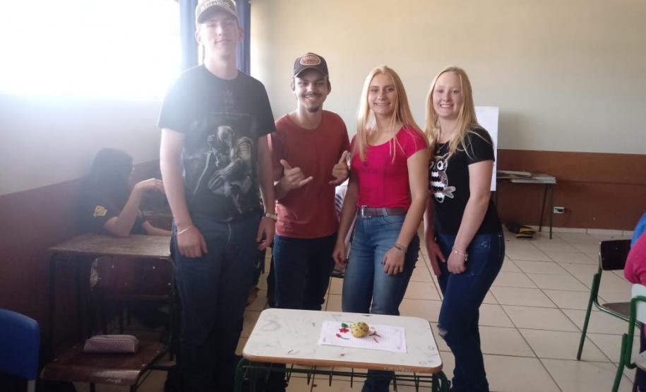 Alunos das 1ª Séries, do Colégio Estadual de Educação Profissional Arlindo Ribeiro - Agrícola, aprendem sobre genética de forma lúdica.
