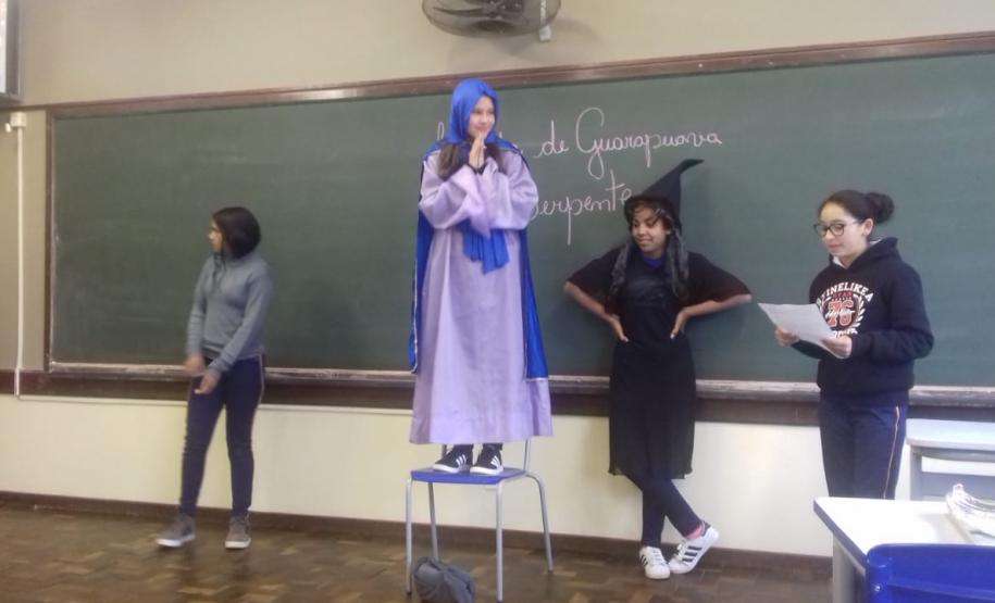 Alunos do 8º Ano, do Ensino Fundamental, do Colégio Estadual Rui Barbosa, trabalham Lendas Guarapuavanas durante as aulas de Literatura.