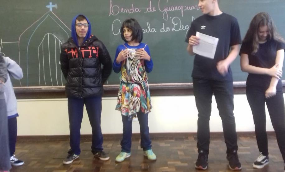 Alunos do 8º Ano, do Ensino Fundamental, do Colégio Estadual Rui Barbosa, trabalham Lendas Guarapuavanas durante as aulas de Literatura.