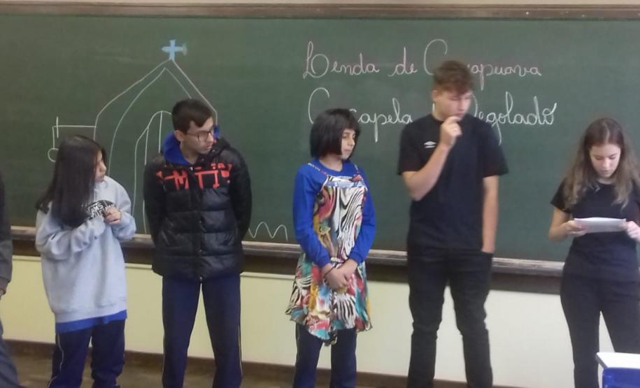 Alunos do 8º Ano, do Ensino Fundamental, do Colégio Estadual Rui Barbosa, trabalham Lendas Guarapuavanas durante as aulas de Literatura.