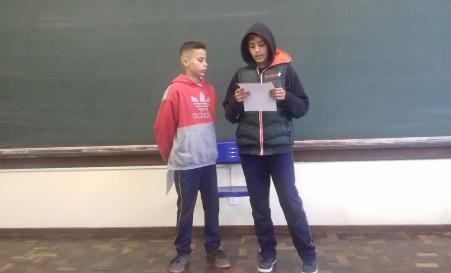 Alunos do 8º Ano, do Ensino Fundamental, do Colégio Estadual Rui Barbosa, trabalham Lendas Guarapuavanas durante as aulas de Literatura.