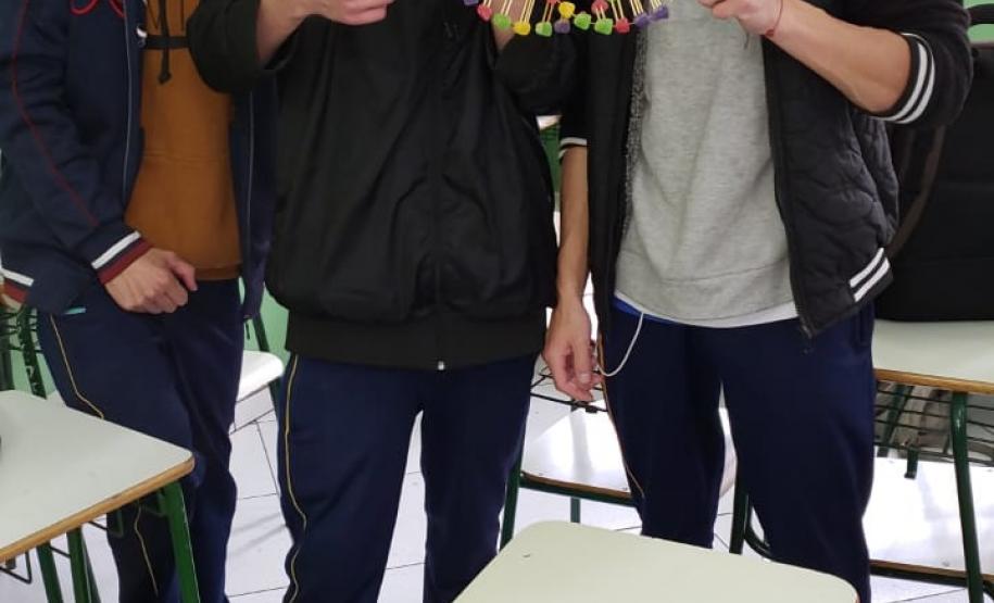 Montagem de fita de DNA com balas de goma: aprendendo na prática.