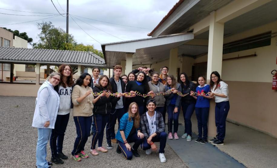 Montagem de fita de DNA com balas de goma: aprendendo na prática.