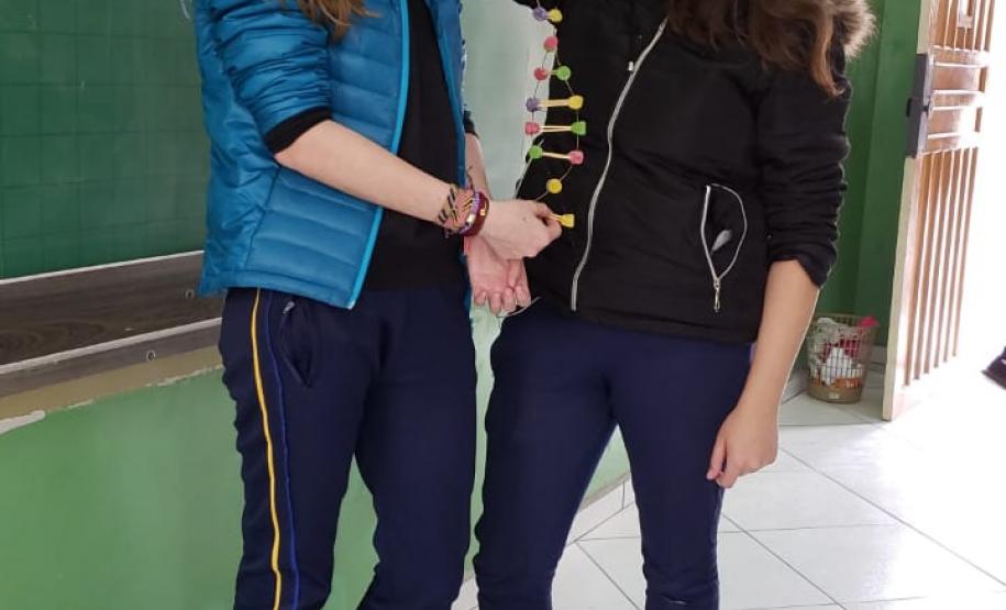 Montagem de fita de DNA com balas de goma: aprendendo na prática.