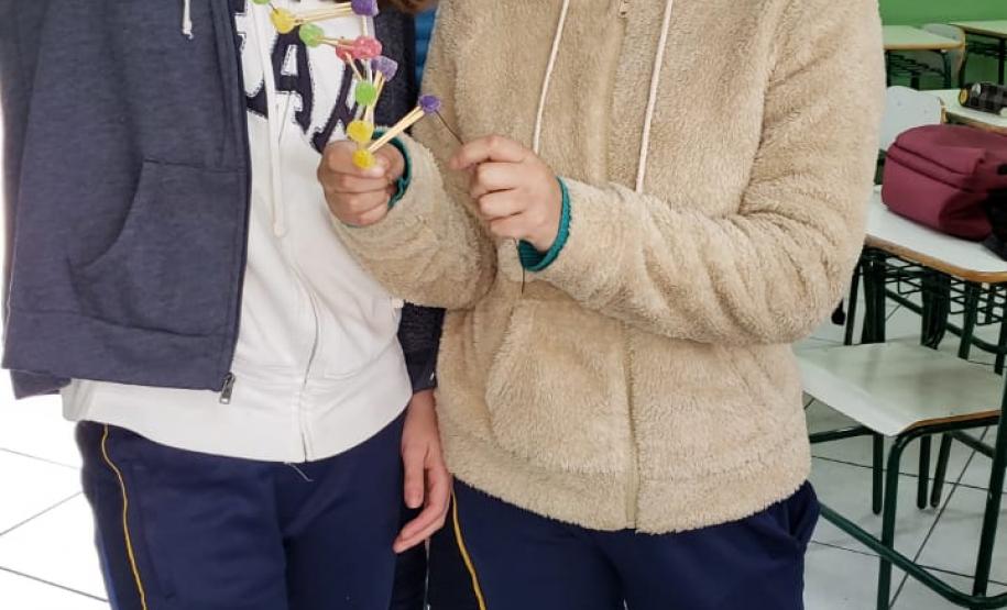 Montagem de fita de DNA com balas de goma: aprendendo na prática.