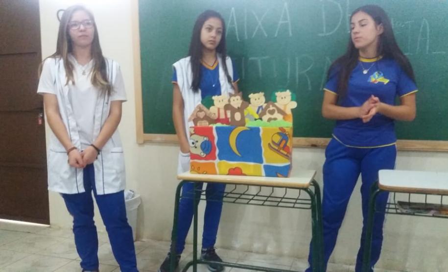 Parceria entre Colégio E. Mário Evaldo Morski e Escola Municipal Água Verde leva Caixa de leituras para incentivar alunos.