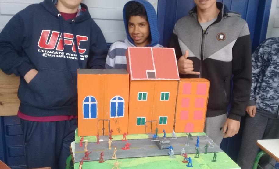 Leitura e exposição do Diário de Anne Frank: uma prática dos alunos do C.E. do Campo Izaltino R. Bastos