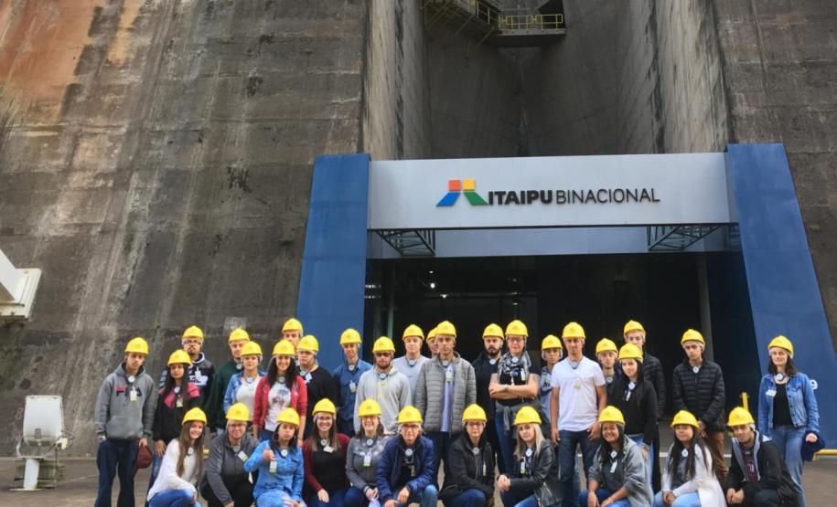 Alunos do C.E. Ana Vanda Bassara realizam visita técnica na Itaipu Binacional, Universidade Unilla e Cataratas do Iguaçu.