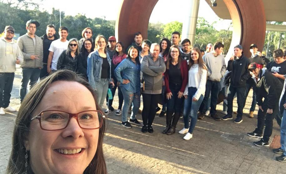 Alunos do C.E. Ana Vanda Bassara realizam visita técnica na Itaipu Binacional, Universidade Unilla e Cataratas do Iguaçu.