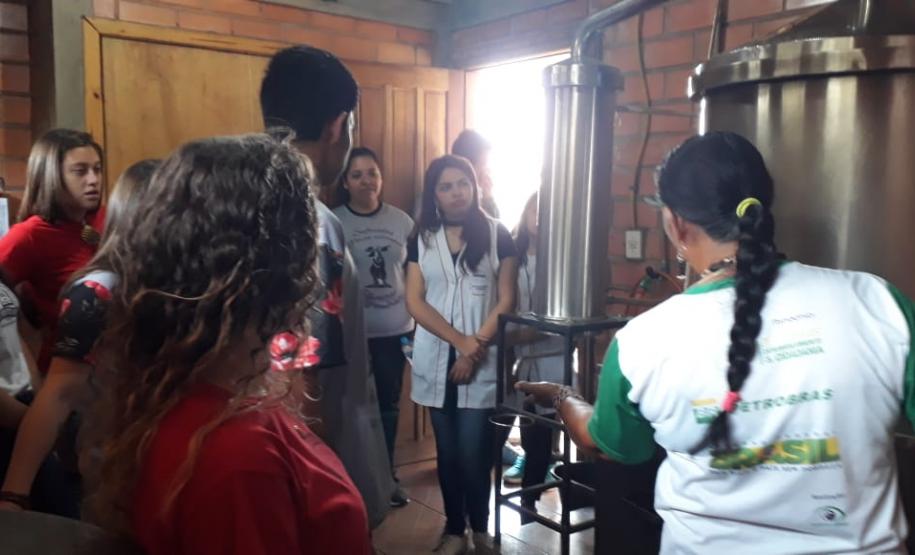 Aula de campo na disciplina de Sociologia: uma visita à ONG Outro Olhar.