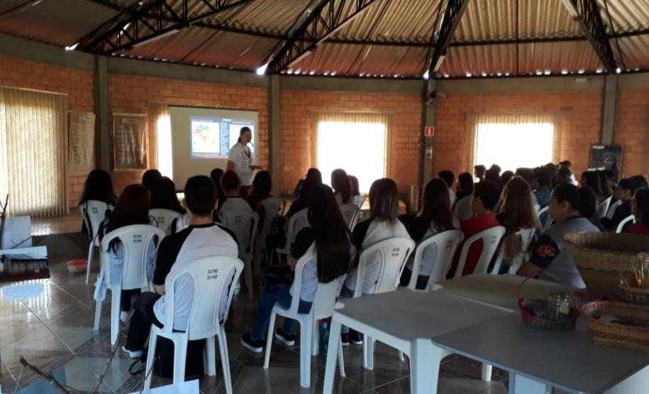 Aula de campo na disciplina de Sociologia: uma visita à ONG Outro Olhar.