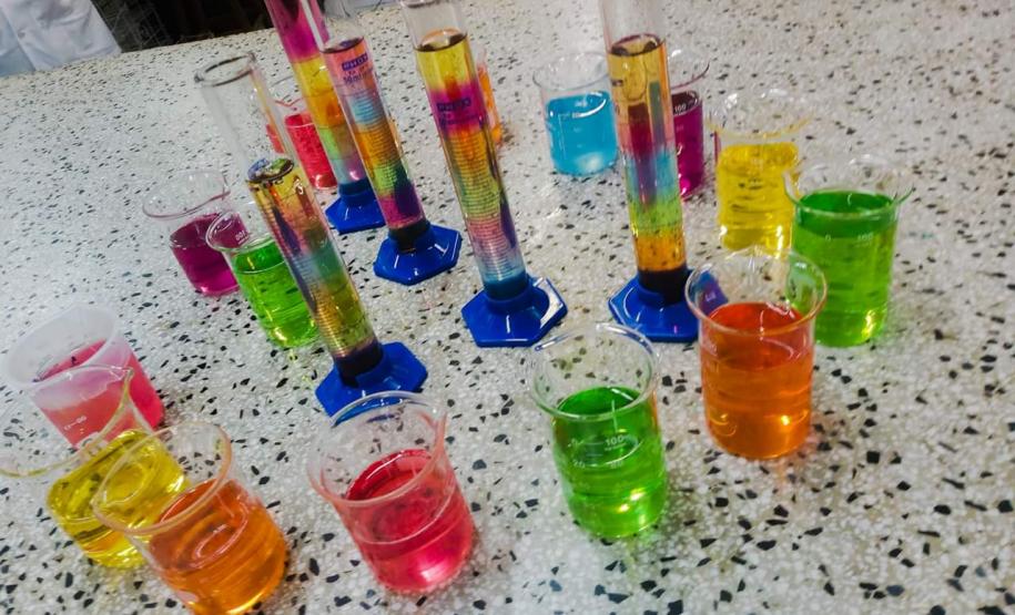 Curso Técnico em Química: aula prática sobre densidade.