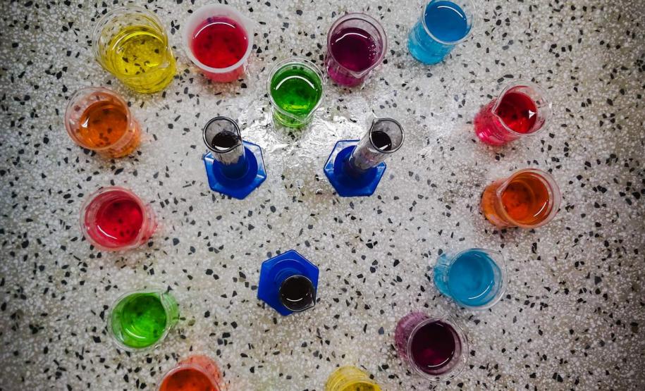 Curso Técnico em Química: aula prática sobre densidade.