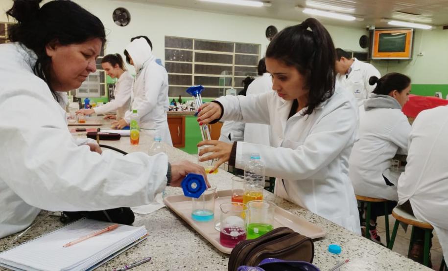 Curso Técnico em Química: aula prática sobre densidade.