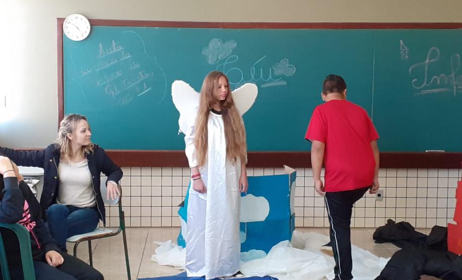 Da crítica social e política da sociedade atual à dramatização: uma prática dos alunos do C.E. do Campo Prof. Maria de Jesus P. Guimarães