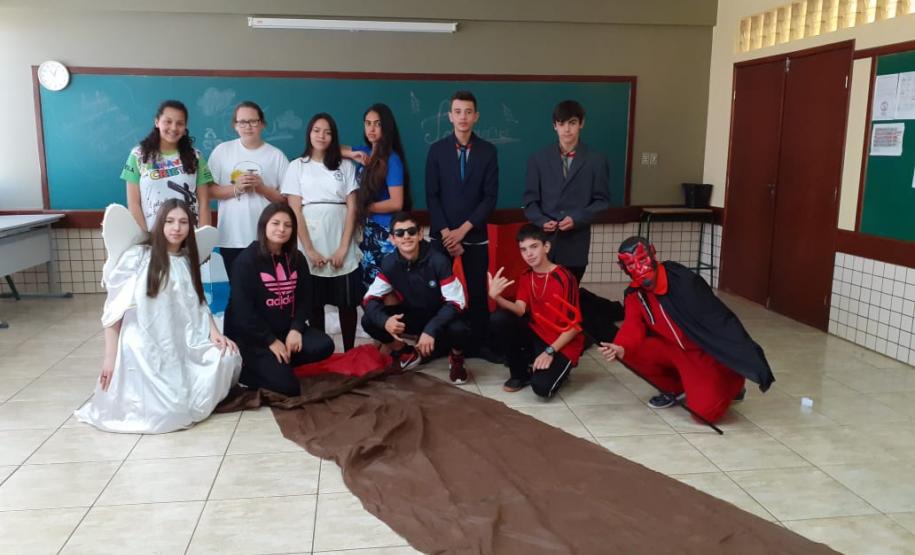 Da crítica social e política da sociedade atual à dramatização: uma prática dos alunos do C.E. do Campo Prof. Maria de Jesus P. Guimarães