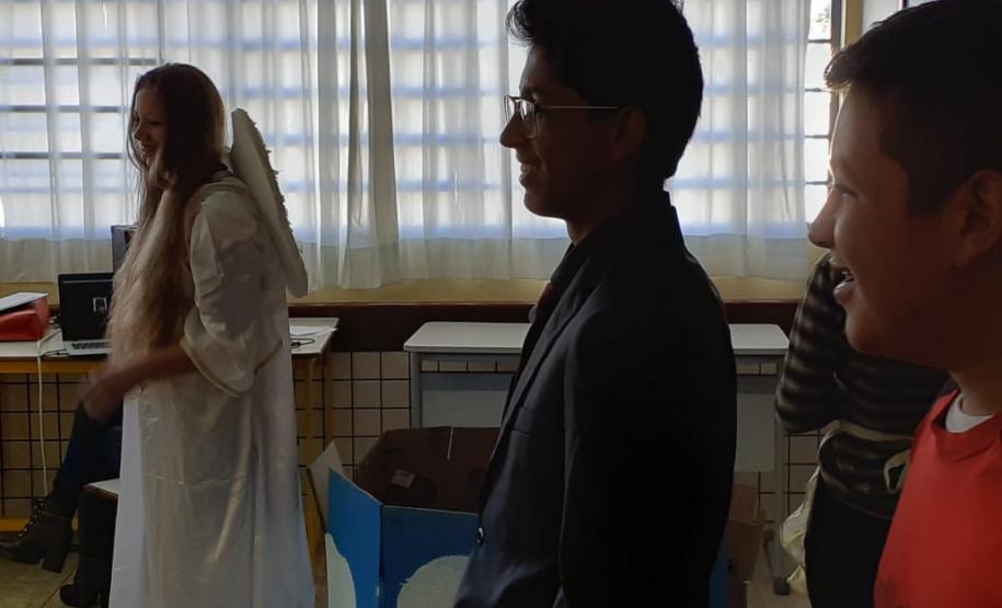 Da crítica social e política da sociedade atual à dramatização: uma prática dos alunos do C.E. do Campo Prof. Maria de Jesus P. Guimarães