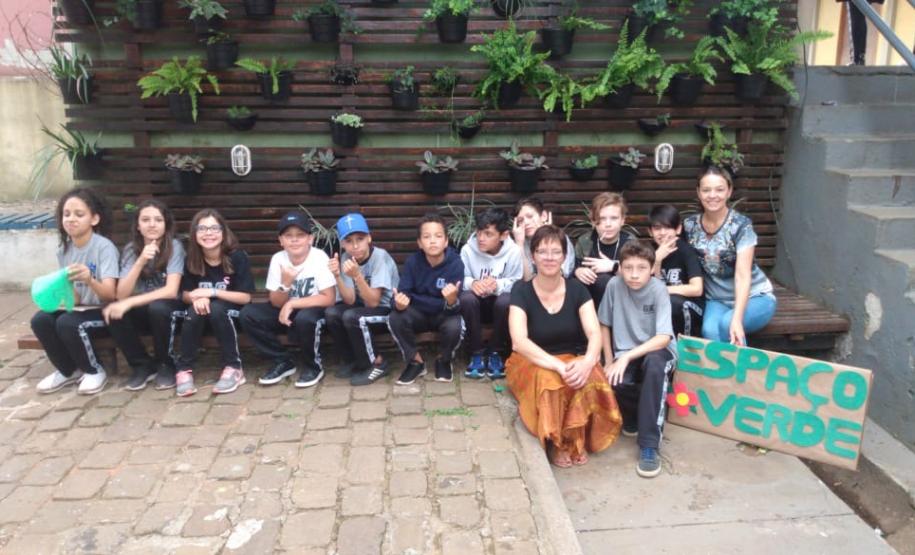 Colégio Estadual Ana Vanda Bassara realiza Feira Cultural Científica e Tecnológica