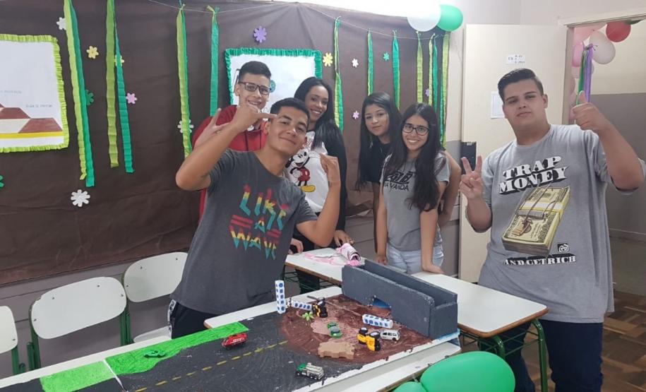 Colégio Estadual Ana Vanda Bassara realiza Feira Cultural Científica e Tecnológica