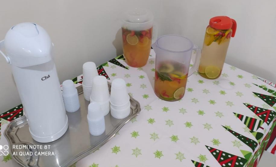 Água saborizada e café preparados com muito afeto.