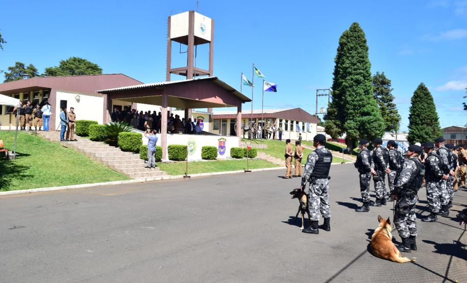 Chefia do NRE Guarapuava participa de solenidade no 16º Batalhão de Policia Militar