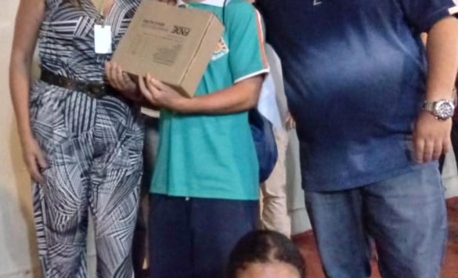 Alunos dos CEEBJAS Candói e Pinhão recebem Kits Escolares.