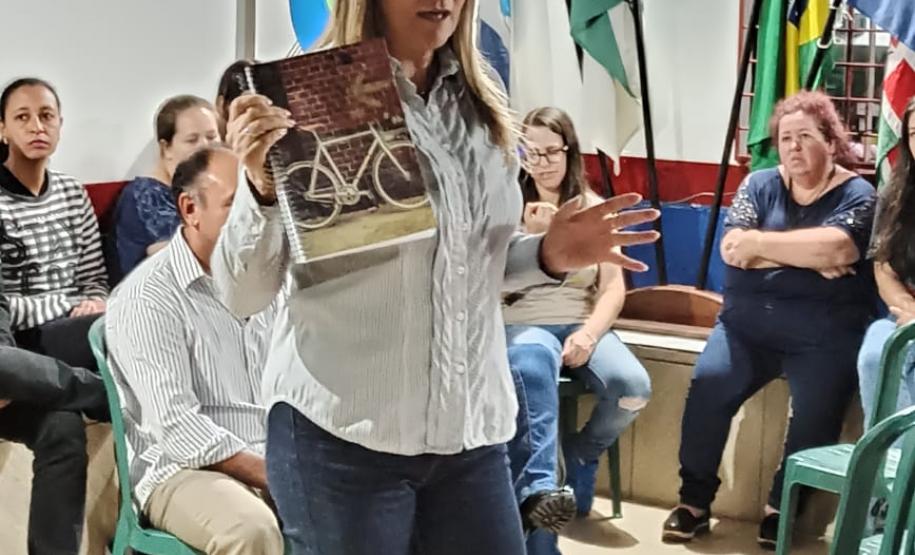 Alunos dos CEEBJAS Candói e Pinhão recebem Kits Escolares.