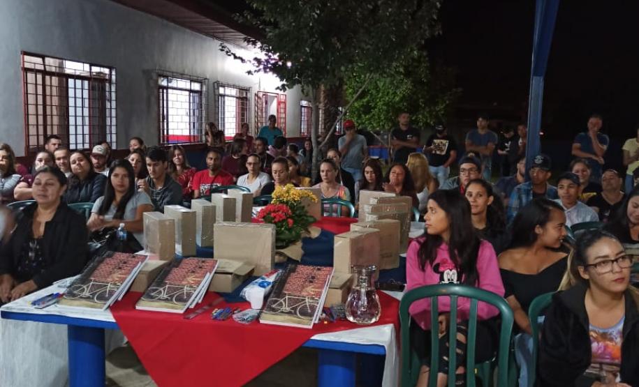 Alunos dos CEEBJAS Candói e Pinhão recebem Kits Escolares.