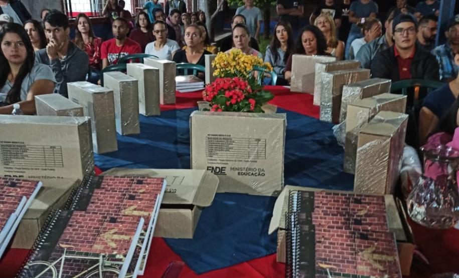 Alunos dos CEEBJAS Candói e Pinhão recebem Kits Escolares.