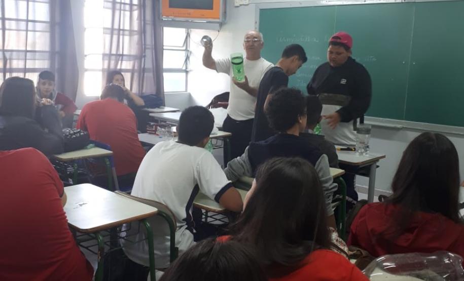 Alunos do Colégio Manoel Ribas se mobilizam em combate ao mosquito Aedes Aegypti.