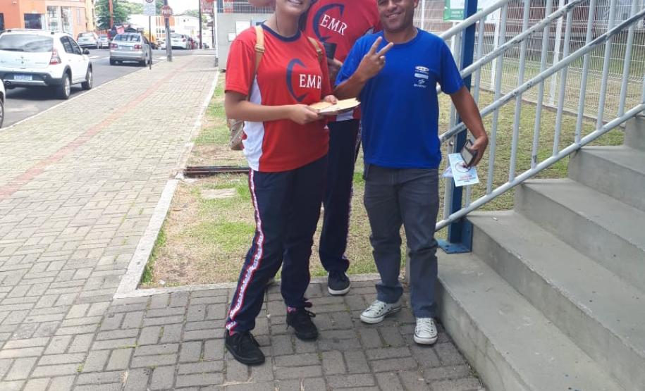 Alunos do Colégio Manoel Ribas se mobilizam em combate ao mosquito Aedes Aegypti.
