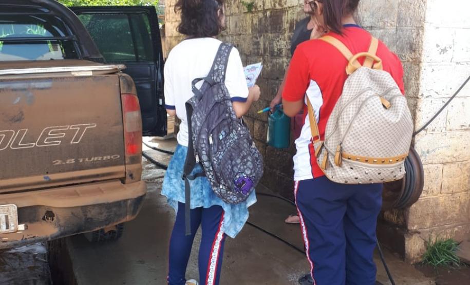 Alunos do Colégio Manoel Ribas se mobilizam em combate ao mosquito Aedes Aegypti.